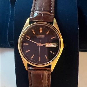 Seiko Quartz 7n43 8128 classic round gold case black face, brown strap